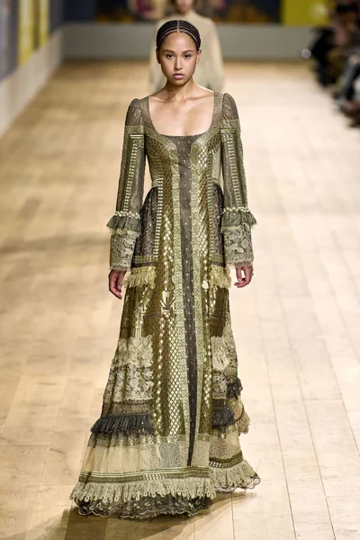 Look 64